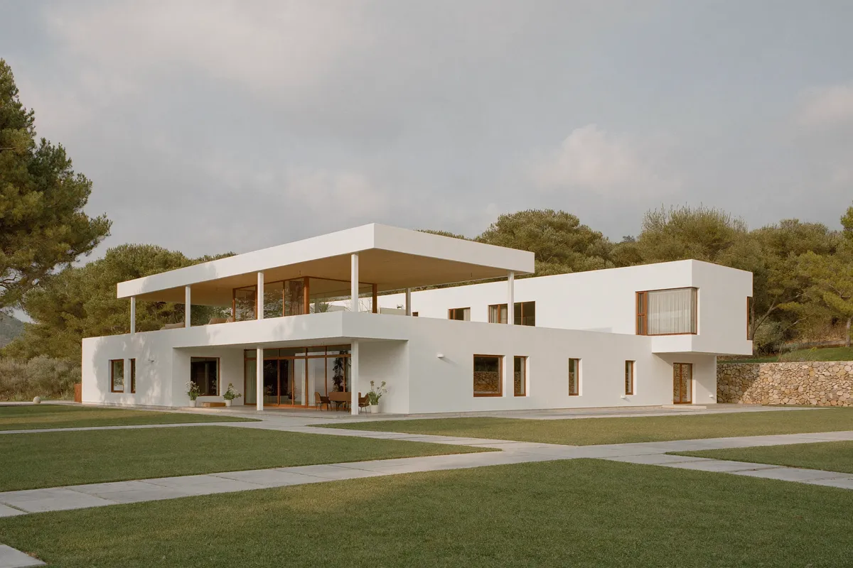 Villa moderniste blanche à Hyères, dans l'esprit de la villa Noailles