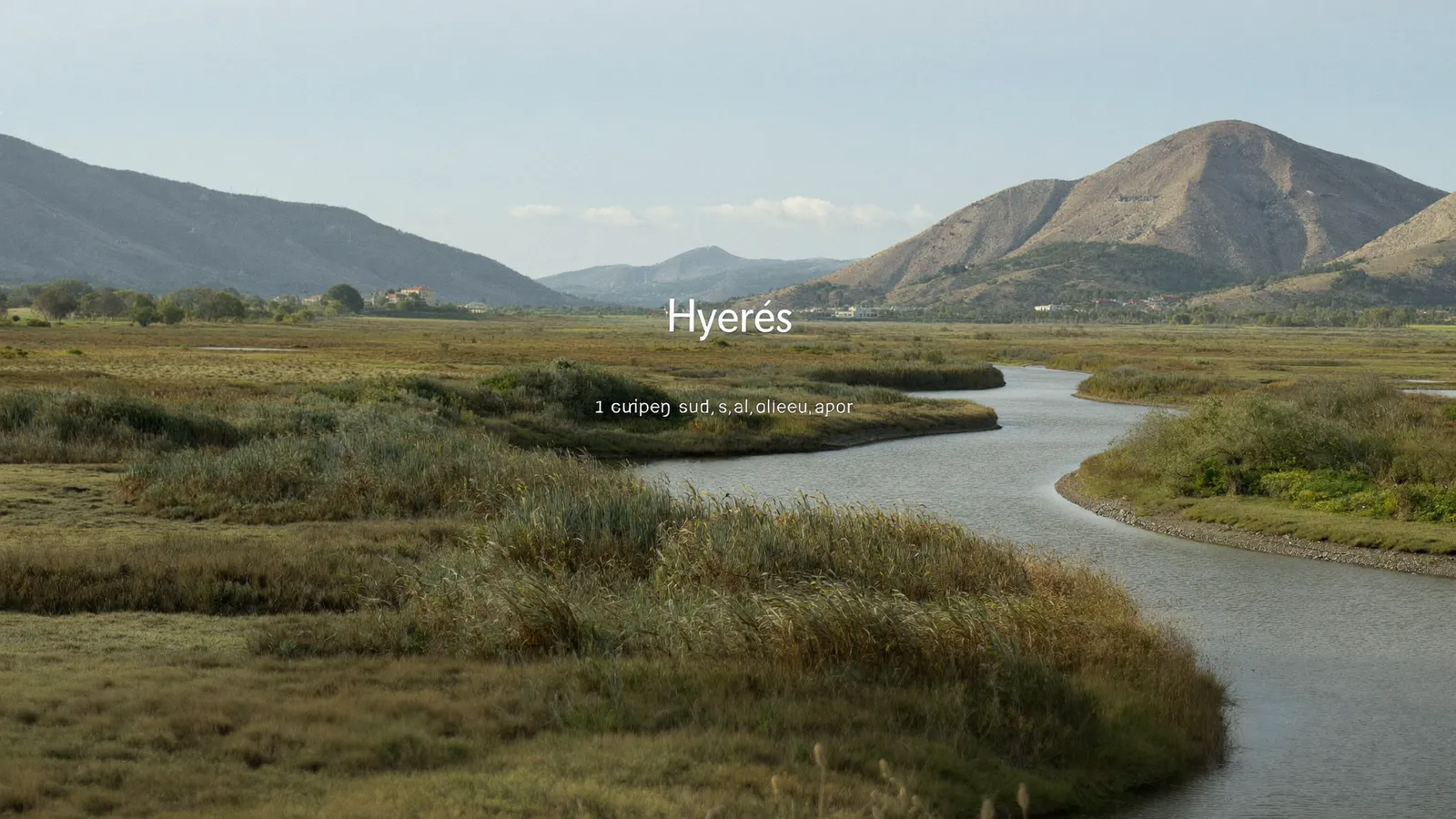 Cours d'eau du Gapeau bordé de roseaux dans la plaine de Hyères