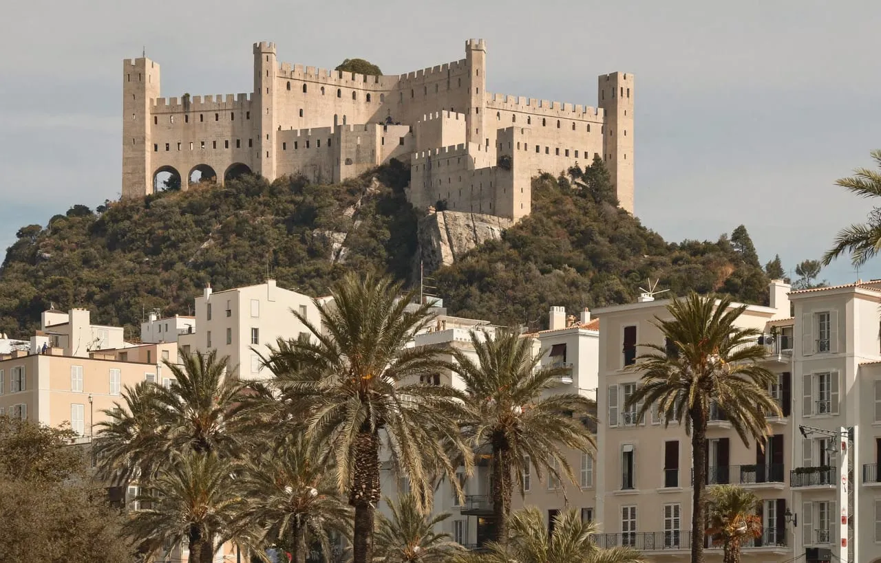 Hyères-les-Palmiers, ses palmiers et le château Saint-Bernard dominant la vieille ville